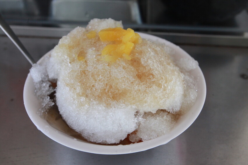 高雄市鹽埕區吃。高雄市｜鹽埕區。「阿英紅豆湯八寶冰」隱身在巷弄老饕等級剉冰店，菜單沒有標價但cp值確很高「阿英紅豆