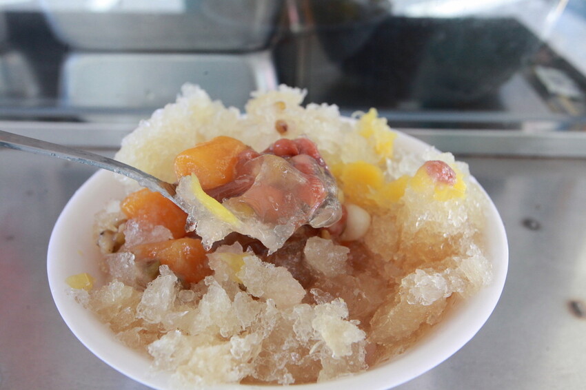 高雄市鹽埕區吃。高雄市｜鹽埕區。「阿英紅豆湯八寶冰」隱身在巷弄老饕等級剉冰店，菜單沒有標價但cp值確很高「阿英紅豆