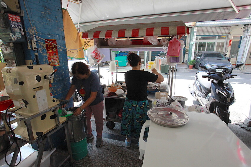 高雄市鹽埕區吃。高雄市｜鹽埕區。「阿英紅豆湯八寶冰」隱身在巷弄老饕等級剉冰店，菜單沒有標價但cp值確很高「阿英紅豆