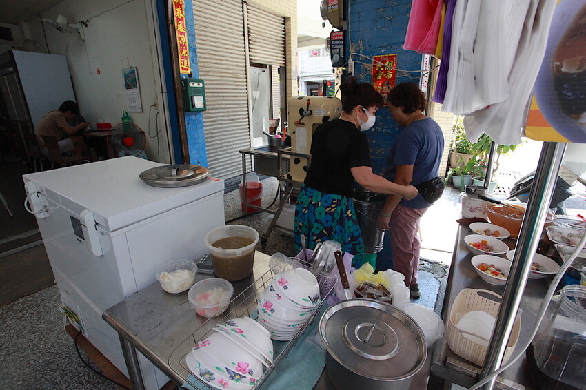 高雄市鹽埕區吃。高雄市｜鹽埕區。「阿英紅豆湯八寶冰」隱身在巷弄老饕等級剉冰店，菜單沒有標價但cp值確很高「阿英紅豆