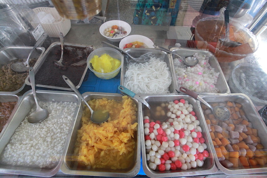 高雄市鹽埕區吃。高雄市｜鹽埕區。「阿英紅豆湯八寶冰」隱身在巷弄老饕等級剉冰店，菜單沒有標價但cp值確很高「阿英紅豆