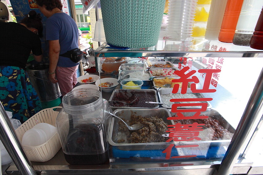 高雄市鹽埕區吃。高雄市｜鹽埕區。「阿英紅豆湯八寶冰」隱身在巷弄老饕等級剉冰店，菜單沒有標價但cp值確很高「阿英紅豆