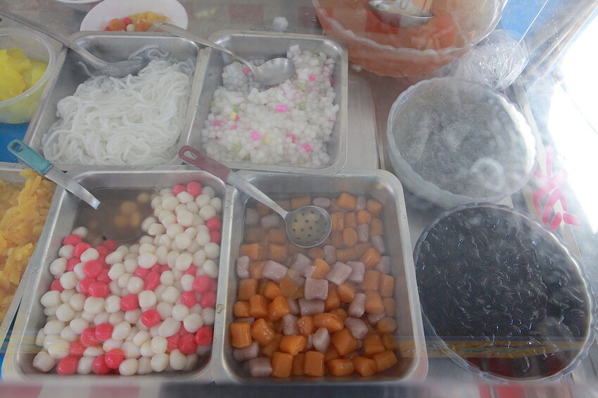 高雄市鹽埕區吃。高雄市｜鹽埕區。「阿英紅豆湯八寶冰」隱身在巷弄老饕等級剉冰店，菜單沒有標價但cp值確很高「阿英紅豆