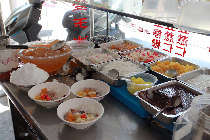 高雄市鹽埕區吃。高雄市｜鹽埕區。「阿英紅豆湯八寶冰」隱身在巷弄老饕等級剉冰店，菜單沒有標價但cp值確很高「阿英紅豆