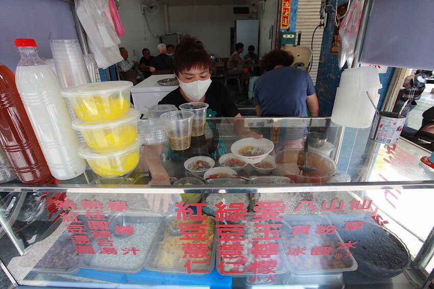 高雄市鹽埕區吃。高雄市｜鹽埕區。「阿英紅豆湯八寶冰」隱身在巷弄老饕等級剉冰店，菜單沒有標價但cp值確很高「阿英紅豆