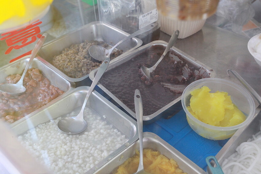 高雄市鹽埕區吃。高雄市｜鹽埕區。「阿英紅豆湯八寶冰」隱身在巷弄老饕等級剉冰店，菜單沒有標價但cp值確很高「阿英紅豆