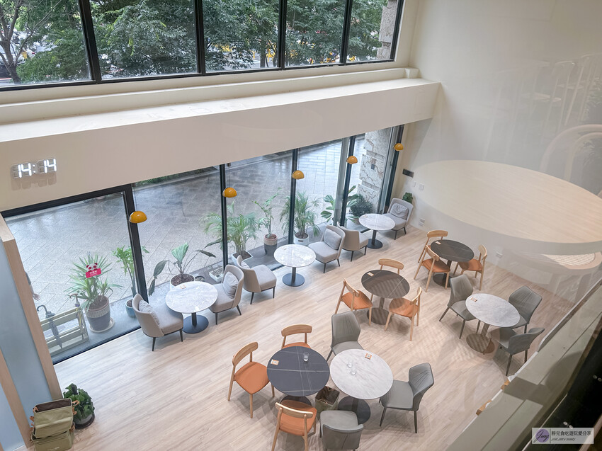 桃園市桃園區美食、DOUBLE II商辦大樓內的隱藏餐廳,北歐風格夜間變身餐酒館。