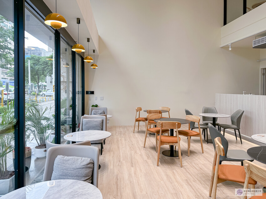 桃園市桃園區美食、DOUBLE II商辦大樓內的隱藏餐廳,北歐風格夜間變身餐酒館。