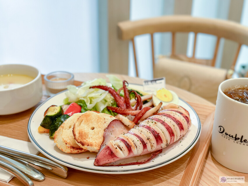 桃園市桃園區美食、DOUBLE II商辦大樓內的隱藏餐廳,北歐風格夜間變身餐酒館。