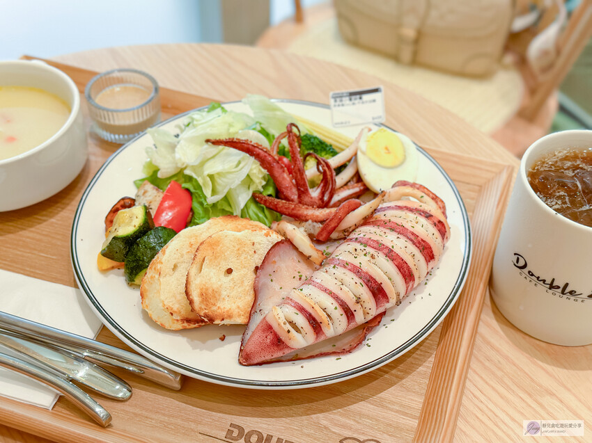 桃園市桃園區美食、DOUBLE II商辦大樓內的隱藏餐廳,北歐風格夜間變身餐酒館。