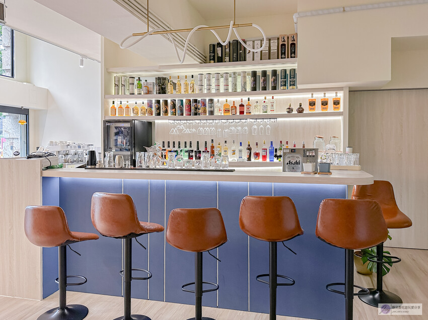 桃園市桃園區美食、DOUBLE II商辦大樓內的隱藏餐廳,北歐風格夜間變身餐酒館。