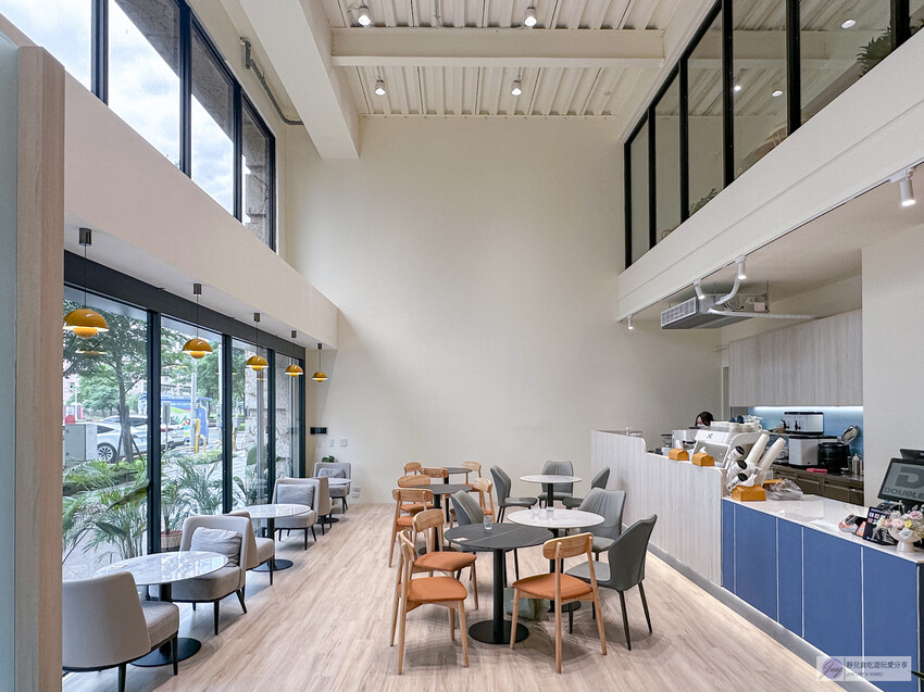 桃園市桃園區美食、DOUBLE II商辦大樓內的隱藏餐廳,北歐風格夜間變身餐酒館。