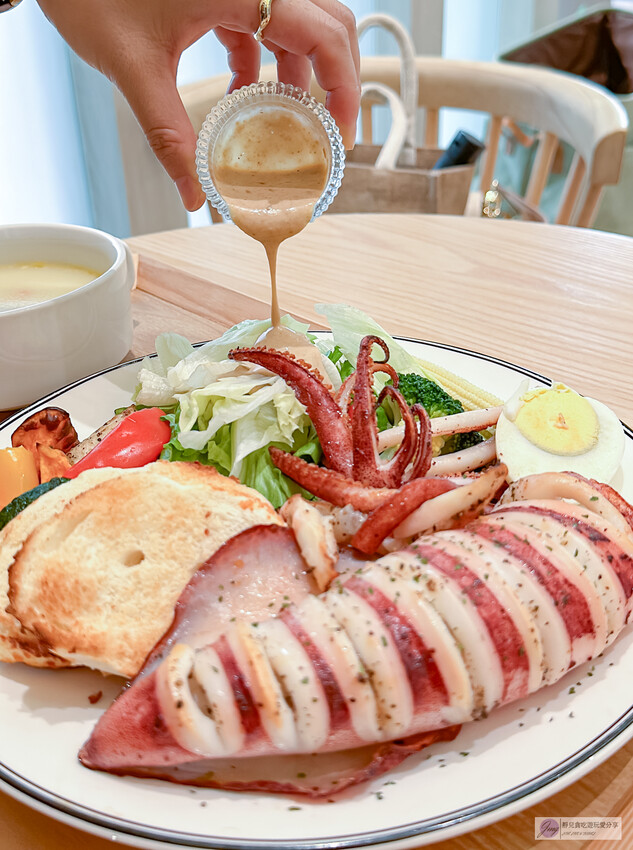 桃園市桃園區美食、DOUBLE II商辦大樓內的隱藏餐廳,北歐風格夜間變身餐酒館。