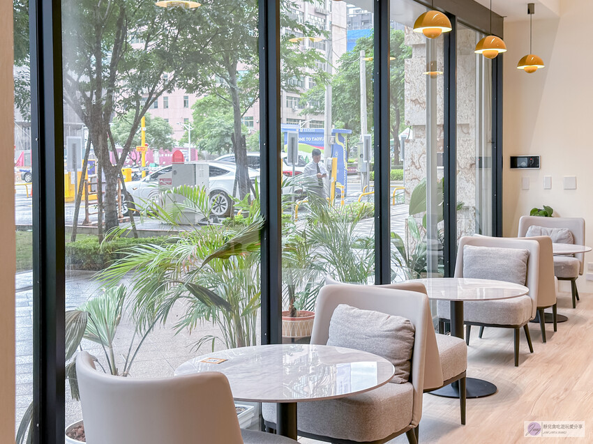 桃園市桃園區美食、DOUBLE II商辦大樓內的隱藏餐廳,北歐風格夜間變身餐酒館。