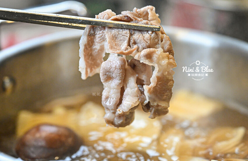 初美涮涮鍋-台中頂級火鍋推薦,和牛、活體龍蝦、現榨蘋果汁手搖飲、1%bakery甜點 @Nini and Blue 玩樂食記