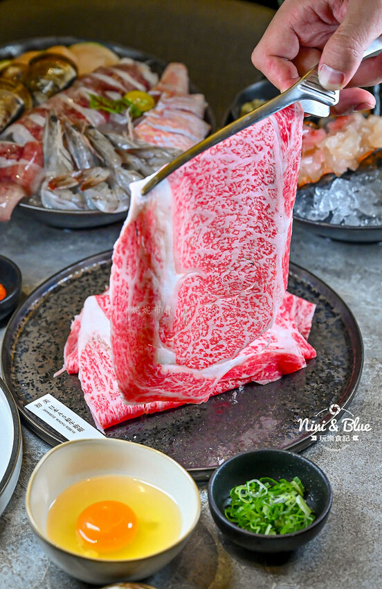 初美涮涮鍋-台中頂級火鍋推薦,和牛、活體龍蝦、現榨蘋果汁手搖飲、1%bakery甜點 @Nini and Blue 玩樂食記
