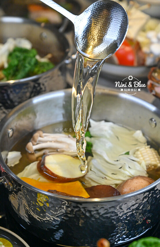 初美涮涮鍋-台中頂級火鍋推薦,和牛、活體龍蝦、現榨蘋果汁手搖飲、1%bakery甜點 @Nini and Blue 玩樂食記