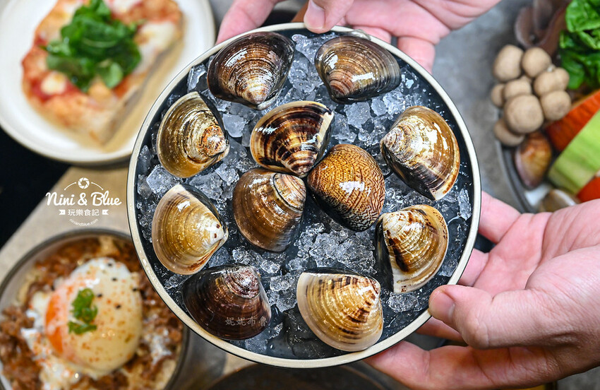 初美涮涮鍋-台中頂級火鍋推薦,和牛、活體龍蝦、現榨蘋果汁手搖飲、1%bakery甜點 @Nini and Blue 玩樂食記