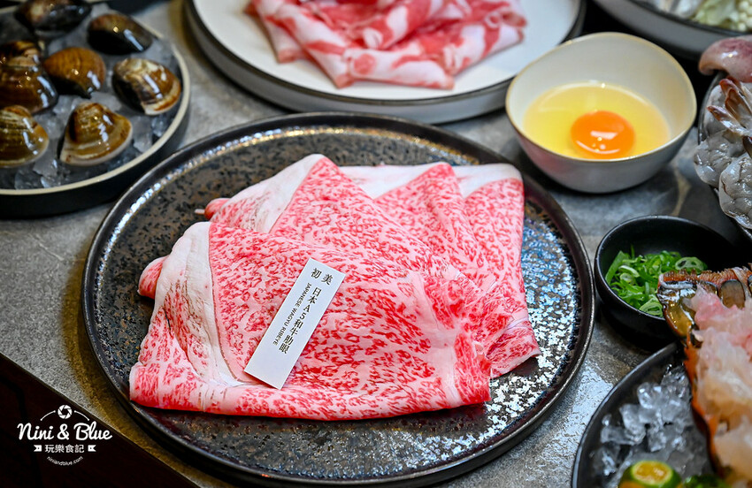 初美涮涮鍋-台中頂級火鍋推薦,和牛、活體龍蝦、現榨蘋果汁手搖飲、1%bakery甜點 @Nini and Blue 玩樂食記