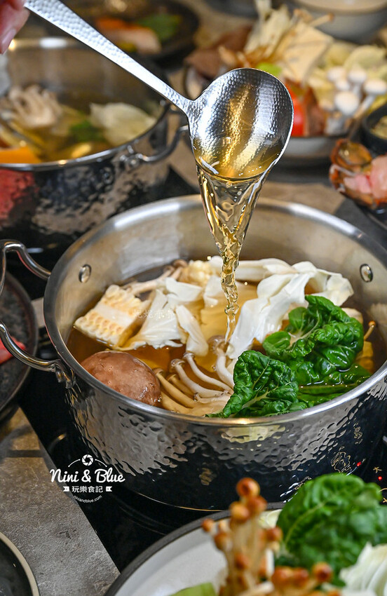 初美涮涮鍋-台中頂級火鍋推薦,和牛、活體龍蝦、現榨蘋果汁手搖飲、1%bakery甜點 @Nini and Blue 玩樂食記