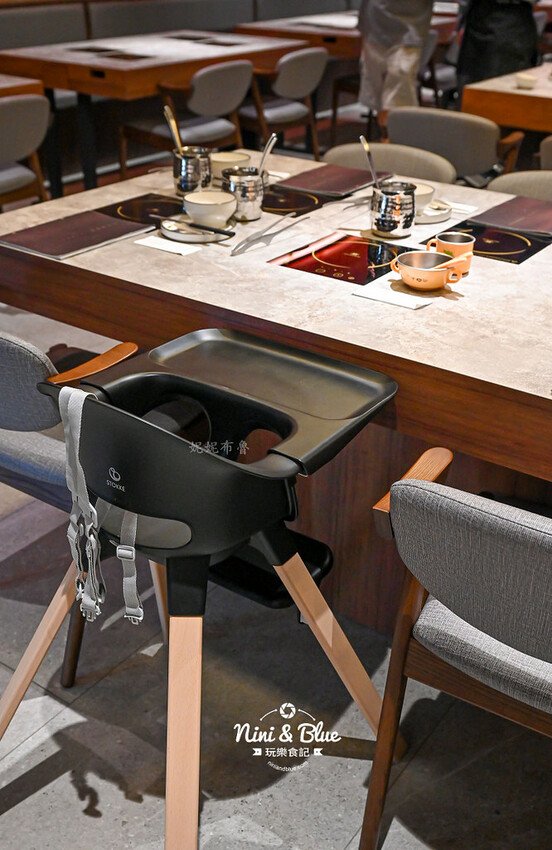 初美涮涮鍋-台中頂級火鍋推薦,和牛、活體龍蝦、現榨蘋果汁手搖飲、1%bakery甜點 @Nini and Blue 玩樂食記