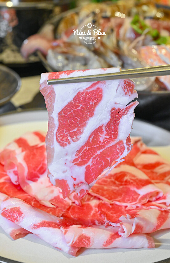 初美涮涮鍋-台中頂級火鍋推薦,和牛、活體龍蝦、現榨蘋果汁手搖飲、1%bakery甜點 @Nini and Blue 玩樂食記