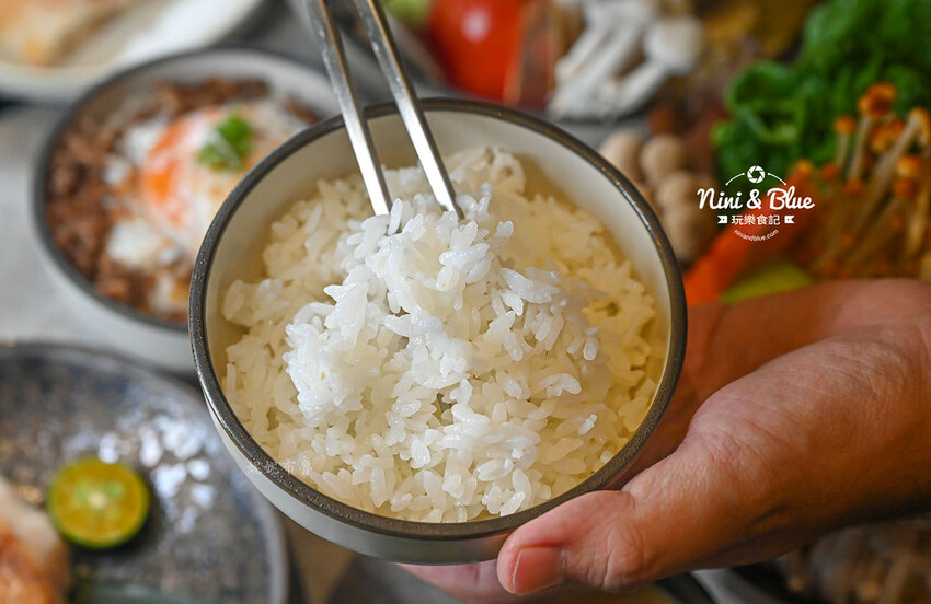 初美涮涮鍋-台中頂級火鍋推薦,和牛、活體龍蝦、現榨蘋果汁手搖飲、1%bakery甜點 @Nini and Blue 玩樂食記