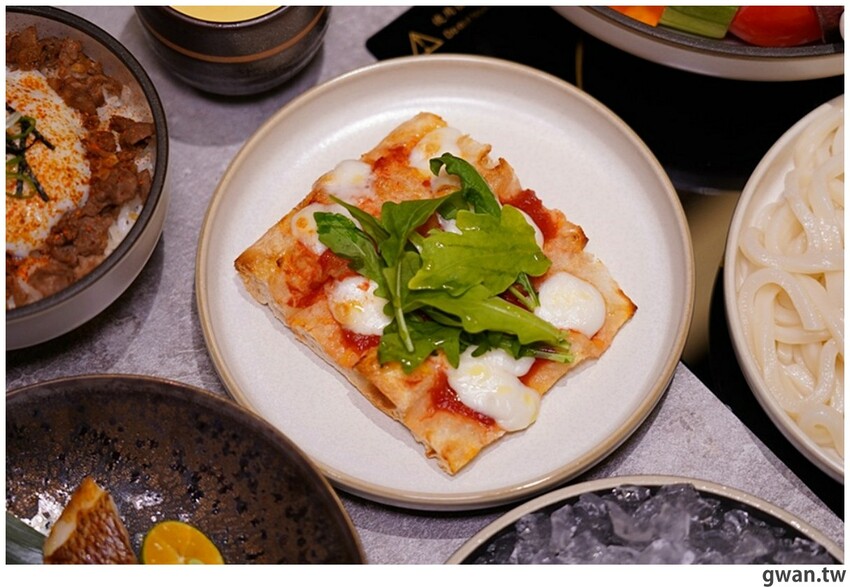 台中新開幕！甜點店不務正業跨足火鍋店，居然還有超好喝的手搖飲