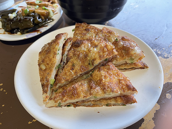 【台東美食】台東成功隱藏版賞海祕境|海灣牛肉麵必點手工蔥花餅