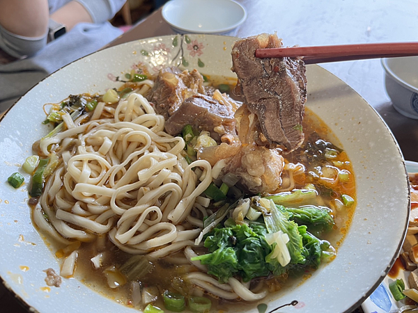 【台東美食】台東成功隱藏版賞海祕境|海灣牛肉麵必點手工蔥花餅