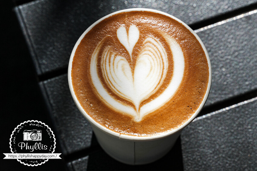 台南必朝聖『Ark Coffee Shop』手工布丁x焦糖籠子｜布丁界的秘密基地｜老闆現場表演製作｜好拍又好吃的放鬆時光｜台南咖啡廳 - 相片中的菲莉絲