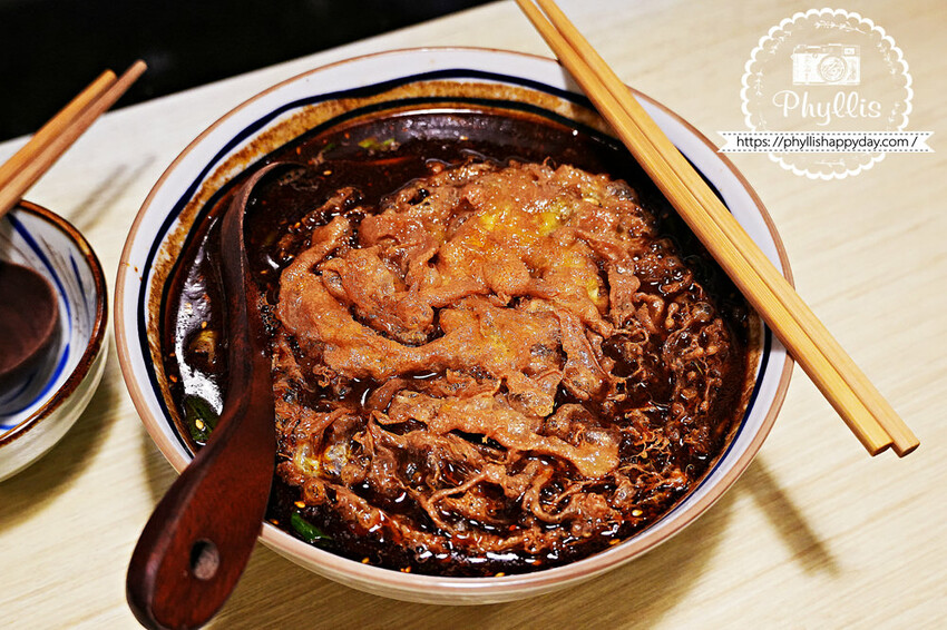 『吸粉堂過橋米粉-台南店』重口味酸辣料理｜酥脆大炸蛋必點｜越臭越好吃的螺螄粉｜又香又臭迷人的好滋味｜台南美食 - 相片中的菲莉絲