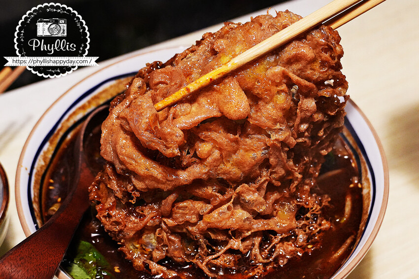 『吸粉堂過橋米粉-台南店』重口味酸辣料理｜酥脆大炸蛋必點｜越臭越好吃的螺螄粉｜又香又臭迷人的好滋味｜台南美食 - 相片中的菲莉絲