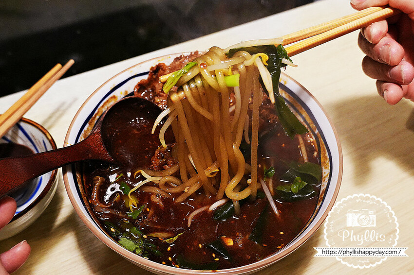 『吸粉堂過橋米粉-台南店』重口味酸辣料理｜酥脆大炸蛋必點｜越臭越好吃的螺螄粉｜又香又臭迷人的好滋味｜台南美食 - 相片中的菲莉絲