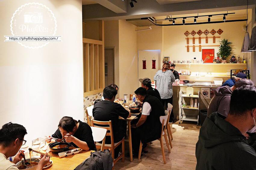 『吸粉堂過橋米粉-台南店』重口味酸辣料理｜酥脆大炸蛋必點｜越臭越好吃的螺螄粉｜又香又臭迷人的好滋味｜台南美食 - 相片中的菲莉絲