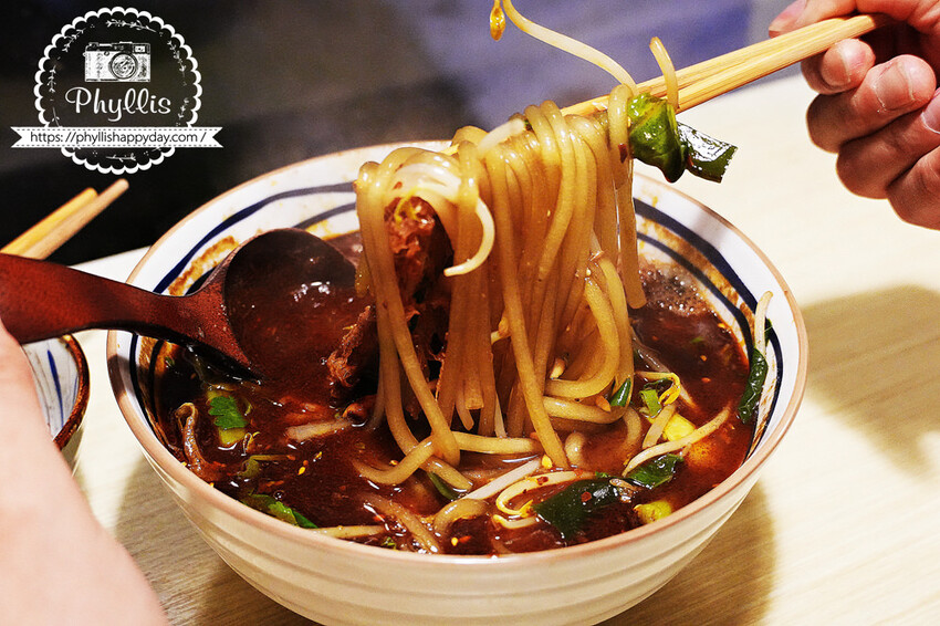 『吸粉堂過橋米粉-台南店』重口味酸辣料理｜酥脆大炸蛋必點｜越臭越好吃的螺螄粉｜又香又臭迷人的好滋味｜台南美食 - 相片中的菲莉絲