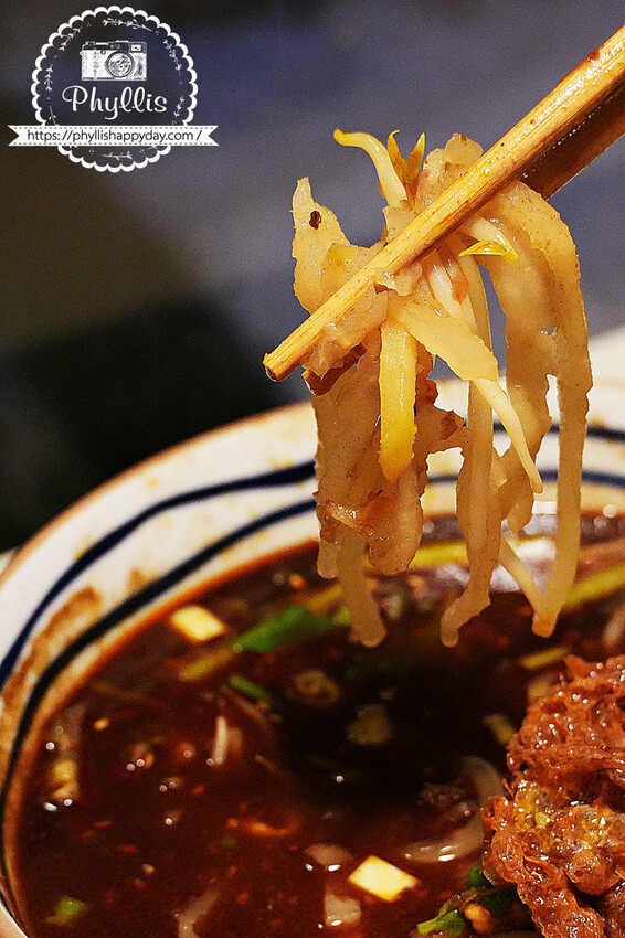 『吸粉堂過橋米粉-台南店』重口味酸辣料理｜酥脆大炸蛋必點｜越臭越好吃的螺螄粉｜又香又臭迷人的好滋味｜台南美食 - 相片中的菲莉絲