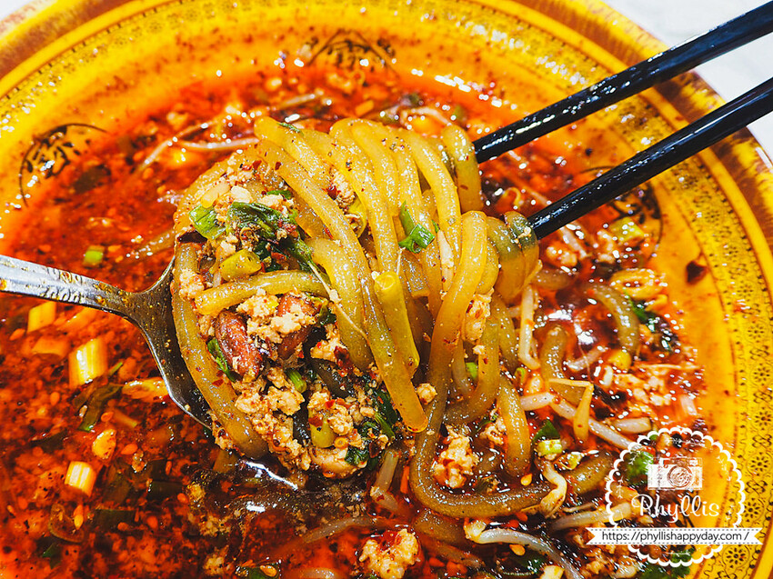 『重慶手工酸辣粉-桃鶯店 』｜來自重慶的老闆娘自製酸辣粉｜一口接一口的驚喜｜內用外帶兩相宜｜還有料理包等你帶回家｜桃園酸辣粉 - 相片中的菲莉絲