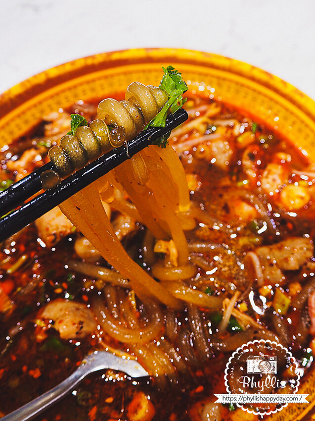 『重慶手工酸辣粉-桃鶯店 』｜來自重慶的老闆娘自製酸辣粉｜一口接一口的驚喜｜內用外帶兩相宜｜還有料理包等你帶回家｜桃園酸辣粉 - 相片中的菲莉絲