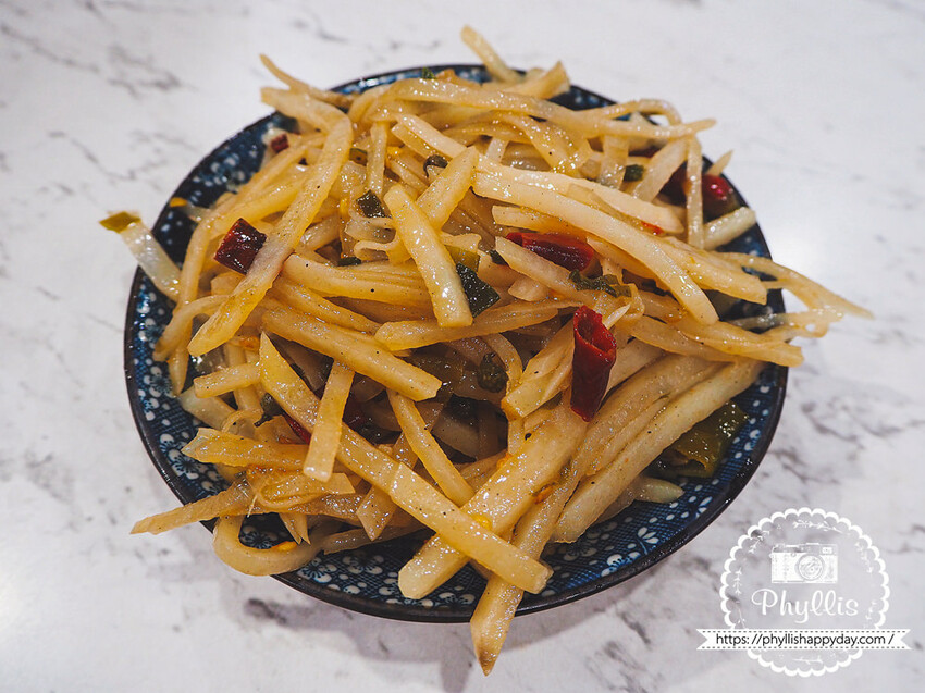 『重慶手工酸辣粉-桃鶯店 』｜來自重慶的老闆娘自製酸辣粉｜一口接一口的驚喜｜內用外帶兩相宜｜還有料理包等你帶回家｜桃園酸辣粉 - 相片中的菲莉絲