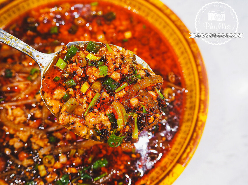 『重慶手工酸辣粉-桃鶯店 』｜來自重慶的老闆娘自製酸辣粉｜一口接一口的驚喜｜內用外帶兩相宜｜還有料理包等你帶回家｜桃園酸辣粉 - 相片中的菲莉絲