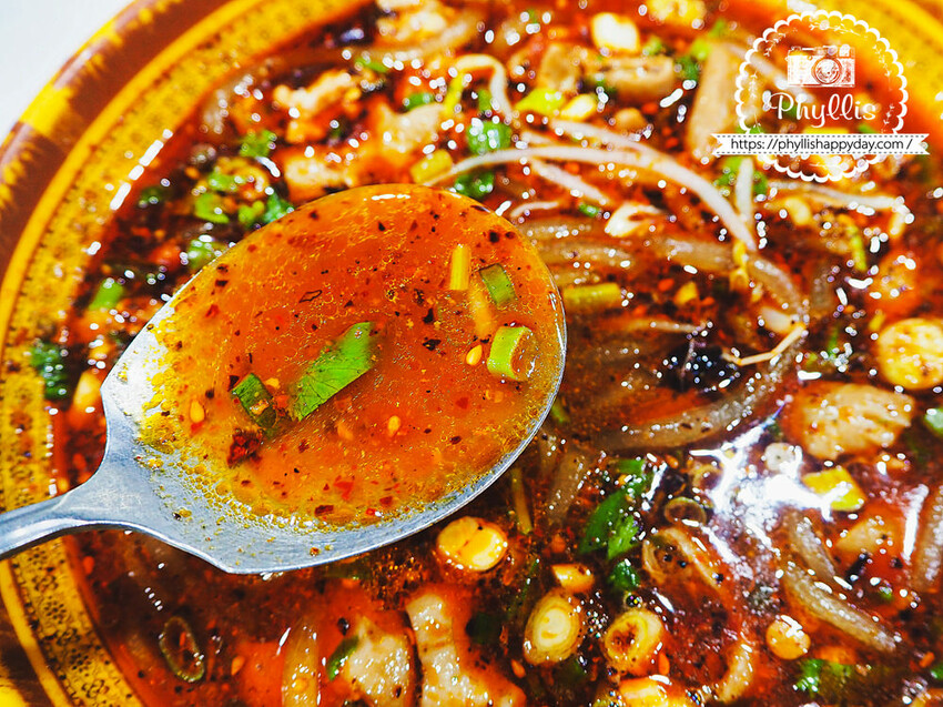 『重慶手工酸辣粉-桃鶯店 』｜來自重慶的老闆娘自製酸辣粉｜一口接一口的驚喜｜內用外帶兩相宜｜還有料理包等你帶回家｜桃園酸辣粉 - 相片中的菲莉絲