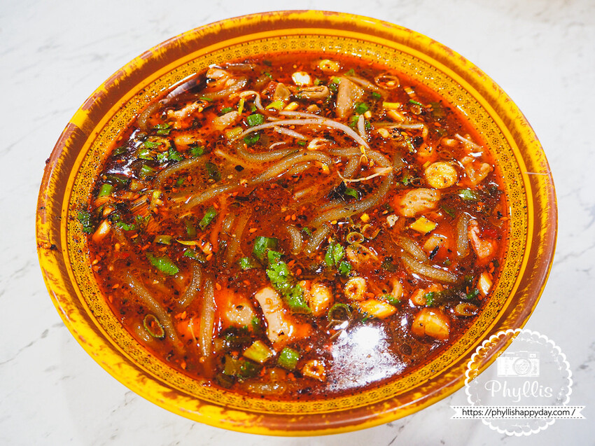 『重慶手工酸辣粉-桃鶯店 』｜來自重慶的老闆娘自製酸辣粉｜一口接一口的驚喜｜內用外帶兩相宜｜還有料理包等你帶回家｜桃園酸辣粉 - 相片中的菲莉絲