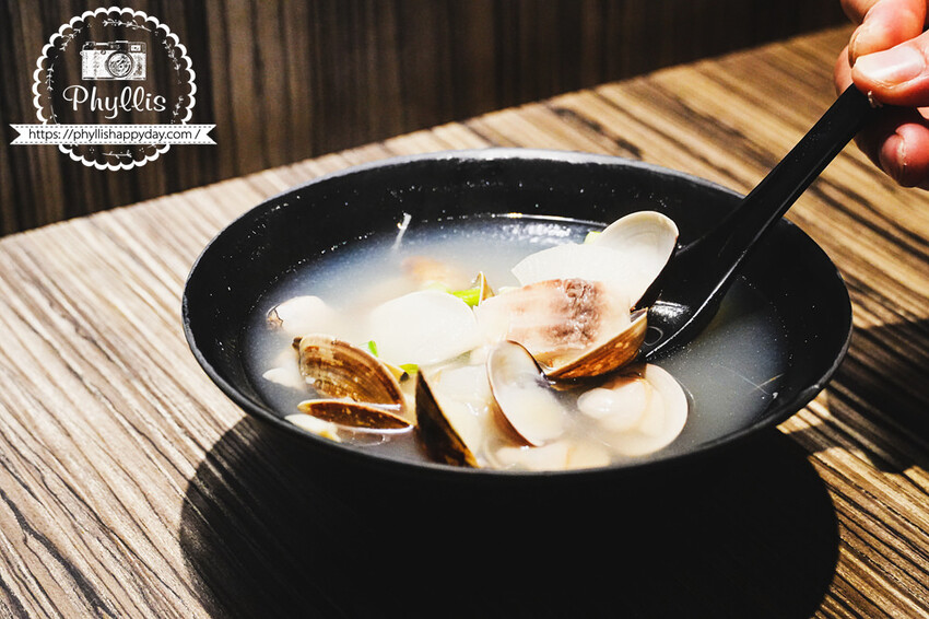 龍潭宵夜推薦『燒鳥串道-龍潭北龍店』｜超過45款串燒任你選｜茶泡飯、柴魚醬油拌飯吃到飽｜宵夜餐廳首選｜日式氛圍聚餐約會最佳選擇 - 相片中的菲莉絲