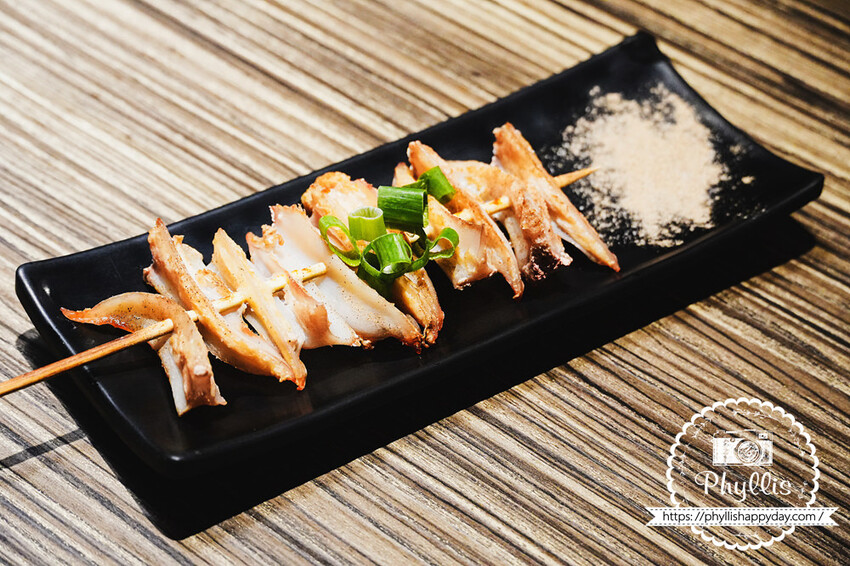 龍潭宵夜推薦『燒鳥串道-龍潭北龍店』｜超過45款串燒任你選｜茶泡飯、柴魚醬油拌飯吃到飽｜宵夜餐廳首選｜日式氛圍聚餐約會最佳選擇 - 相片中的菲莉絲