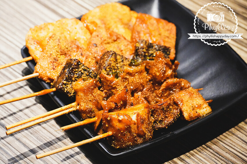 龍潭宵夜推薦『燒鳥串道-龍潭北龍店』｜超過45款串燒任你選｜茶泡飯、柴魚醬油拌飯吃到飽｜宵夜餐廳首選｜日式氛圍聚餐約會最佳選擇 - 相片中的菲莉絲