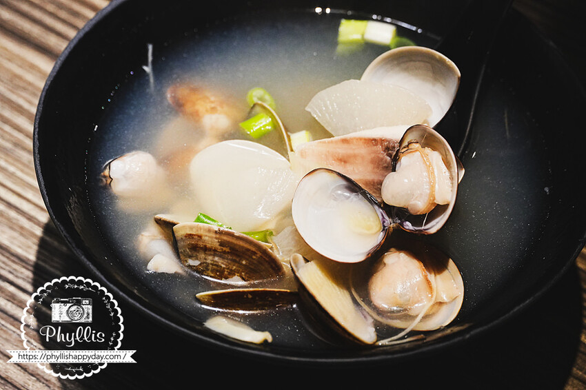 龍潭宵夜推薦『燒鳥串道-龍潭北龍店』｜超過45款串燒任你選｜茶泡飯、柴魚醬油拌飯吃到飽｜宵夜餐廳首選｜日式氛圍聚餐約會最佳選擇 - 相片中的菲莉絲