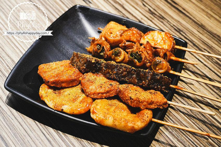 龍潭宵夜推薦『燒鳥串道-龍潭北龍店』｜超過45款串燒任你選｜茶泡飯、柴魚醬油拌飯吃到飽｜宵夜餐廳首選｜日式氛圍聚餐約會最佳選擇 - 相片中的菲莉絲