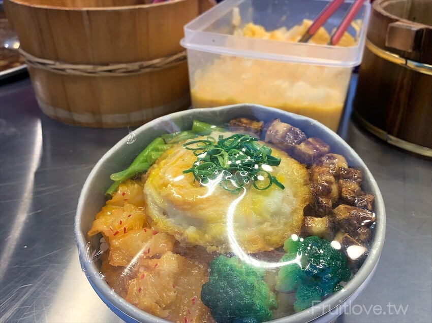 斗六觀光夜市美食⟩犇鮮安格斯黑牛滷飯,限定每星期只有一天的好吃牛滷飯,邪惡的半熟蛋配上濃郁的牛滷,好吃到一口接一口 @果果愛Fruitlove