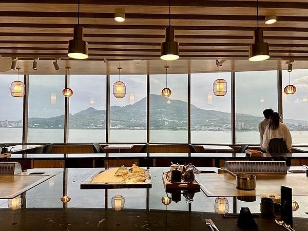 新北市淡水區[淡水美食] 全台最美的約會景觀餐廳「明水然．樂」(淡水中山店) 高CP值無菜單鐵板燒，只要1600起 日本A5和